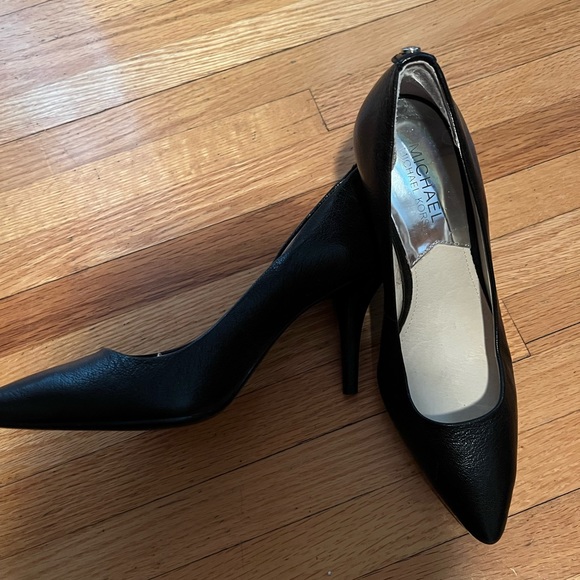 Micheal Kors black pumps. Size 6 - Picture 2 of 4